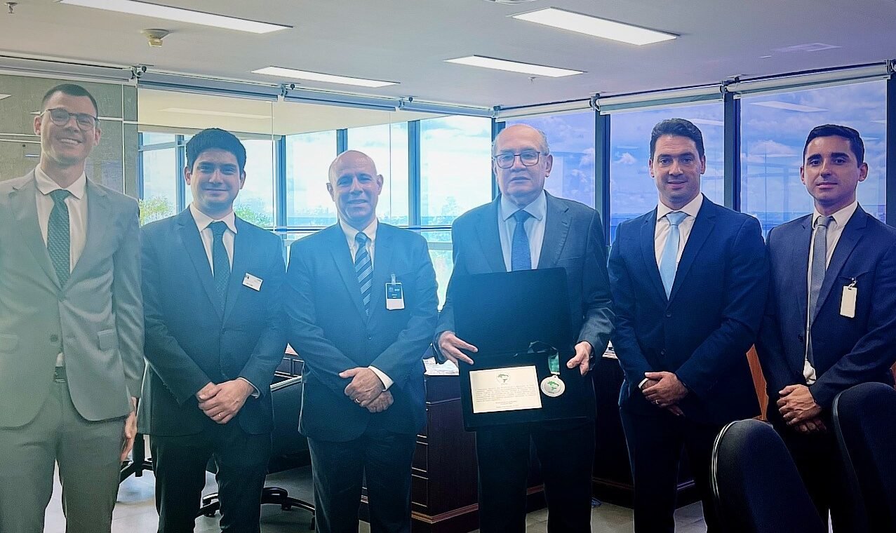 Read more about the article Diretoria da ANPAL entrega honraria máxima da associação ao Ministro do STF Gilmar Mendes