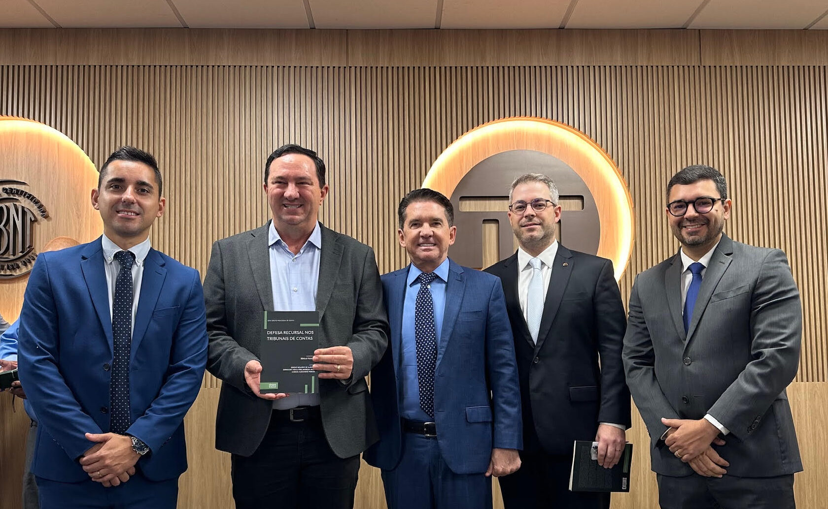 No momento, você está visualizando Lançamento do livro “Defesa Recursal nos Tribunais de Contas”, obra de co-autoria do Presidente da ANPAL, estabelece novo marco no diálogo entre controle externo e advocacia pública legislativa
